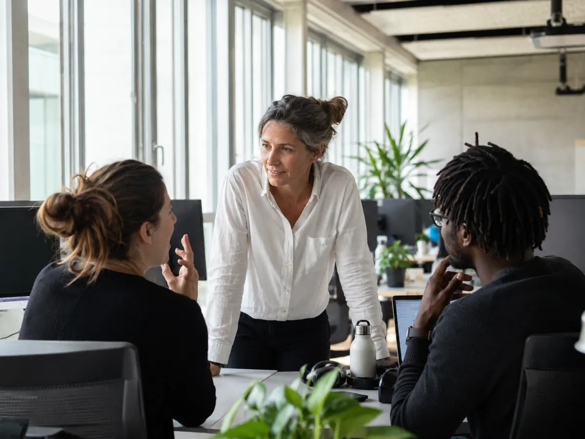 Échange entre une ergonome et deux salariés à leur bureau
