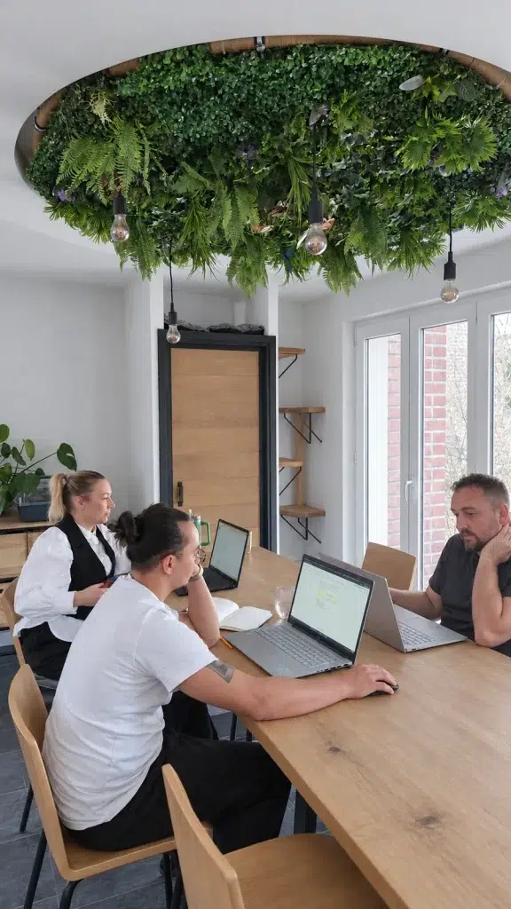 Maïté Kindts, Noham Chaveneau et Cédric Huet en réunion sous le plafond végétal du cabinet