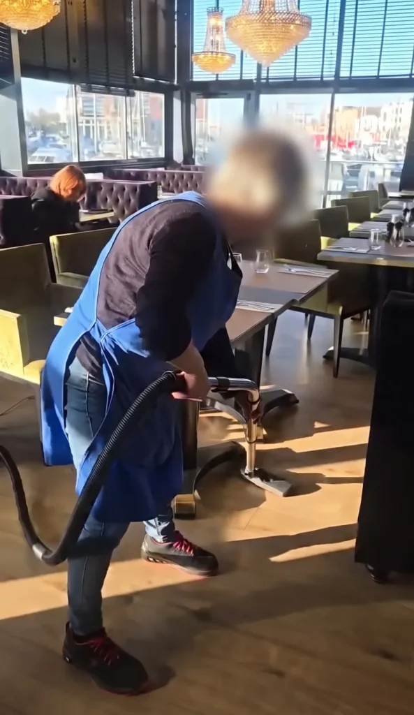 Nettoyage des sols dans une salle de restaurant