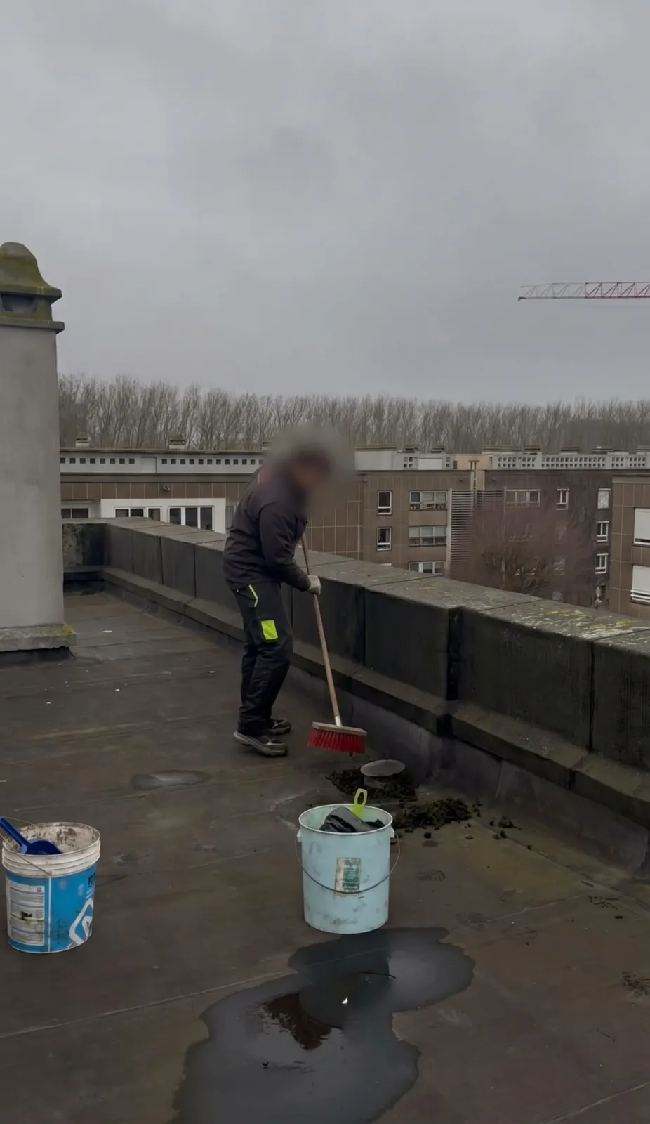 Agent nettoyant l'évacuation d'une toiture-terrasse