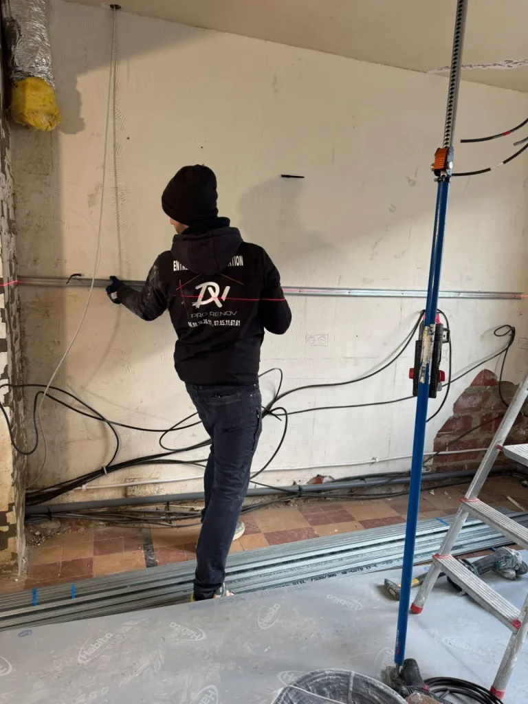 Artisan traçant au laser pendant une rénovation intérieure